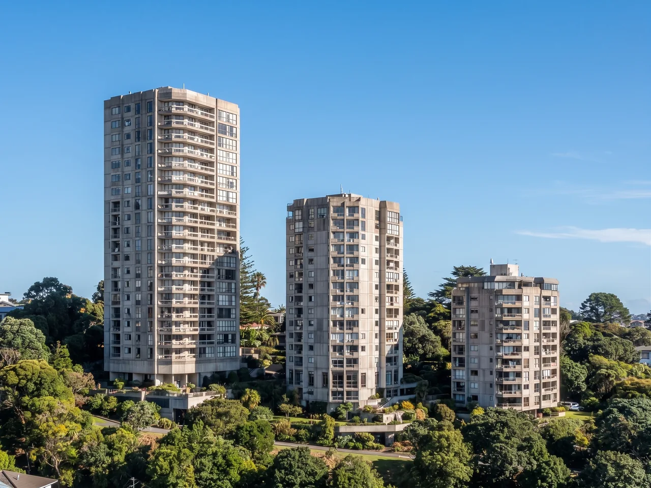 Tres torres residenciales rodeadas de jardines y áreas verdes